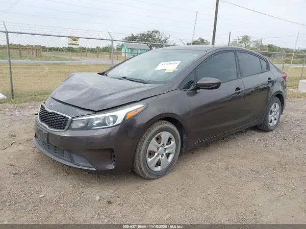3KPFK4A71JE184994 2018 KIA FORTE - Image 2