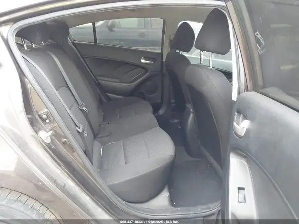 3KPFK4A71JE184994 2018 KIA FORTE - Image 8