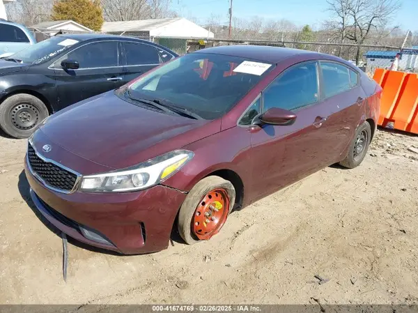 3KPFK4A71JE185451 2018 KIA FORTE - Image 2