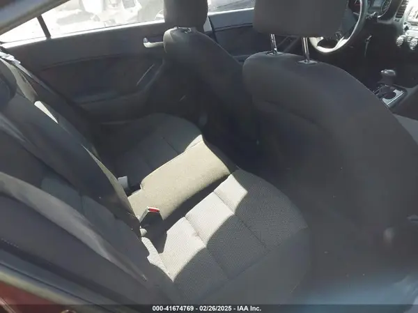 3KPFK4A71JE185451 2018 KIA FORTE - Image 8