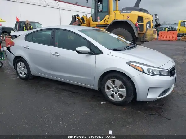3KPFK4A71JE185806 2018 KIA FORTE - Image 1