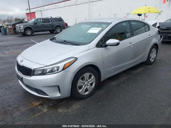 3KPFK4A71JE185806 2018 KIA FORTE - Image 2