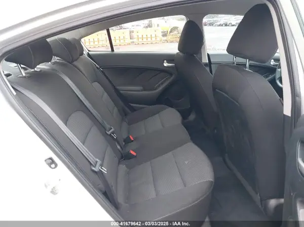 3KPFK4A71JE185806 2018 KIA FORTE - Image 8