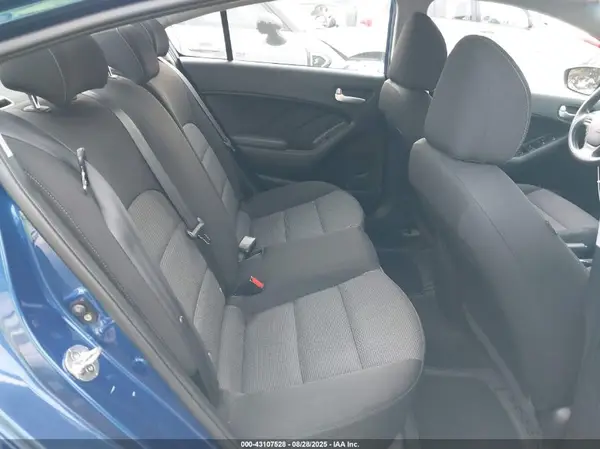 3KPFK4A71JE186888 2018 KIA FORTE - Image 8