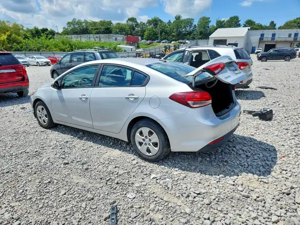 3KPFK4A71JE188804 2018 KIA FORTE - Image 2