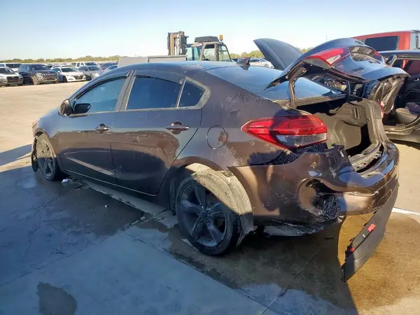 3KPFK4A71JE189127 2018 KIA FORTE - Image 2
