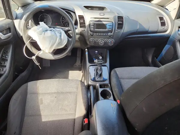 3KPFK4A71JE195753 2018 KIA FORTE - Image 8
