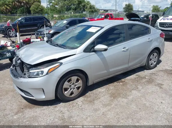 3KPFK4A71JE198619 2018 KIA FORTE - Image 2