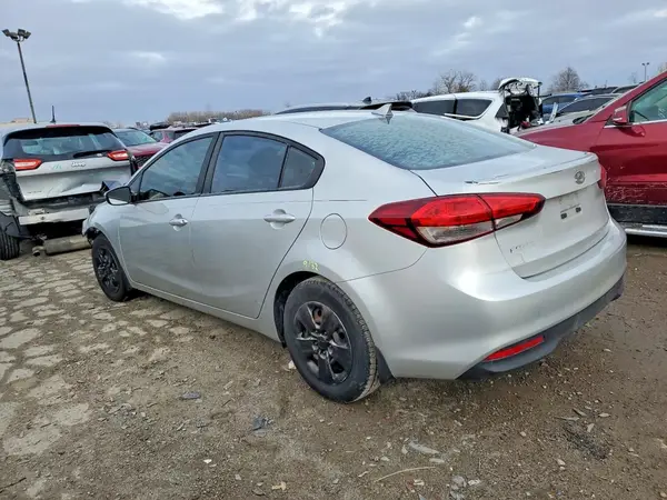 3KPFK4A71JE203270 2018 KIA FORTE - Image 2