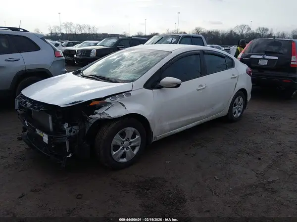 3KPFK4A71JE205634 2018 KIA FORTE - Image 2