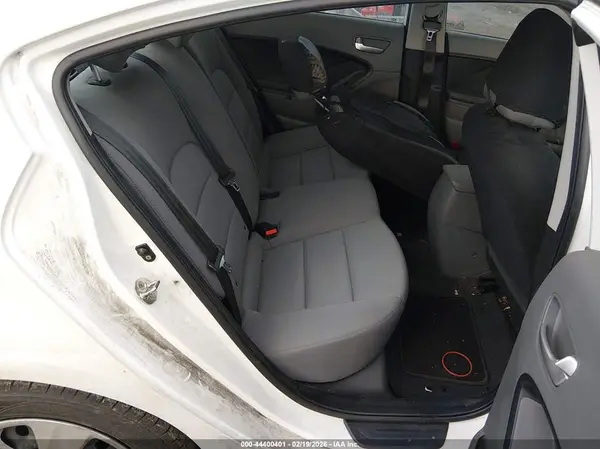 3KPFK4A71JE205634 2018 KIA FORTE - Image 8