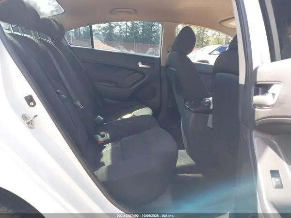 3KPFK4A71JE206346 2018 KIA FORTE - Image 8