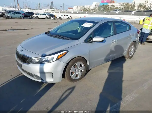 3KPFK4A71JE211353 2018 KIA FORTE - Image 2