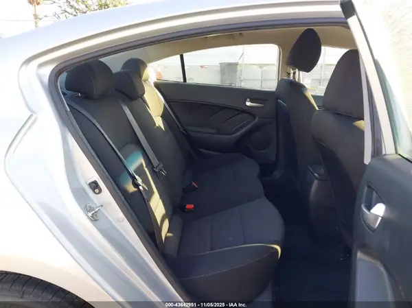 3KPFK4A71JE211353 2018 KIA FORTE - Image 8