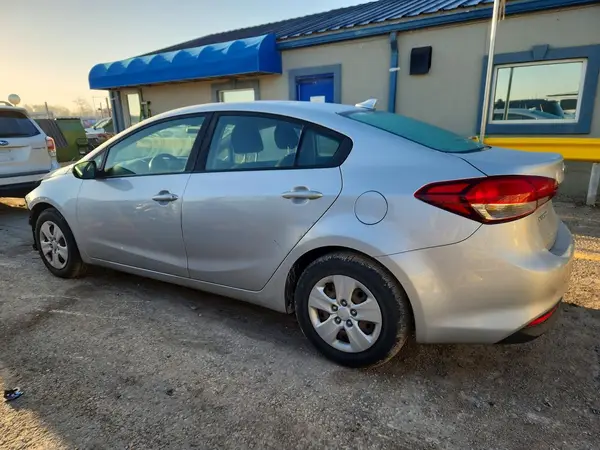 3KPFK4A71JE211918 2018 KIA FORTE - Image 2