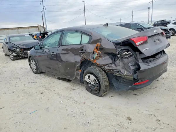 3KPFK4A71JE212082 2018 KIA FORTE - Image 2