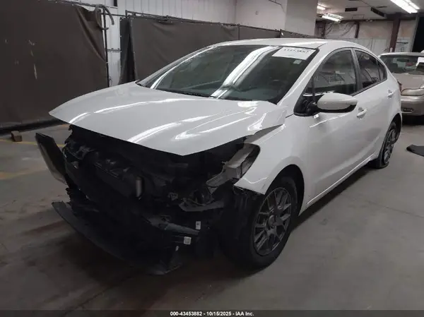 3KPFK4A71JE213992 2018 KIA FORTE - Image 2