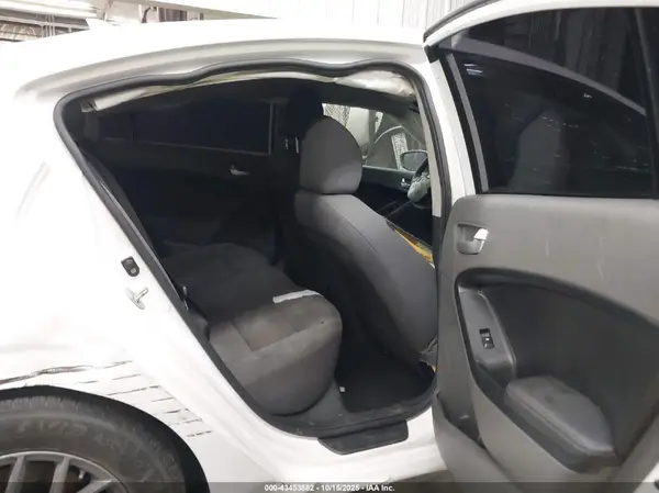 3KPFK4A71JE213992 2018 KIA FORTE - Image 8