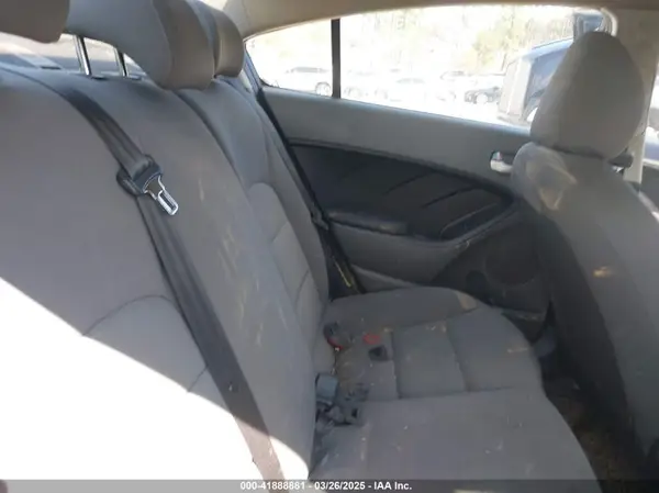 3KPFK4A71JE214253 2018 KIA FORTE - Image 8