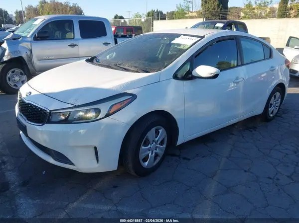 3KPFK4A71JE214429 2018 KIA FORTE - Image 2
