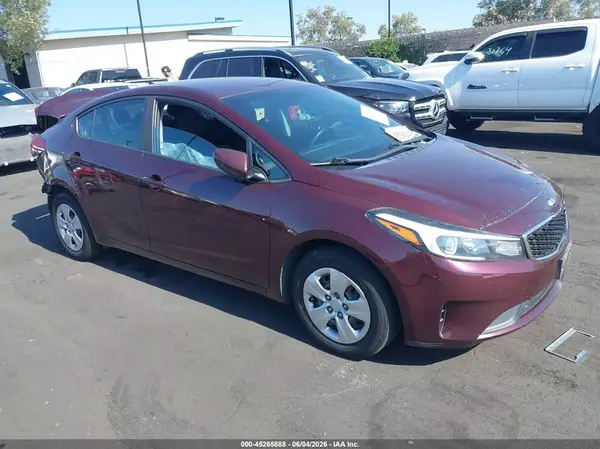 3KPFK4A71JE217251 2018 KIA FORTE - Image 1