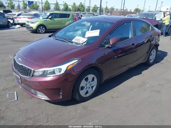 3KPFK4A71JE217251 2018 KIA FORTE - Image 2
