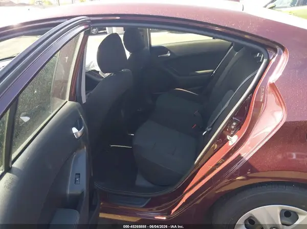 3KPFK4A71JE217251 2018 KIA FORTE - Image 8