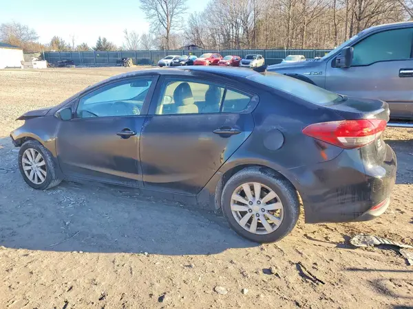 3KPFK4A71JE218190 2018 KIA FORTE - Image 2