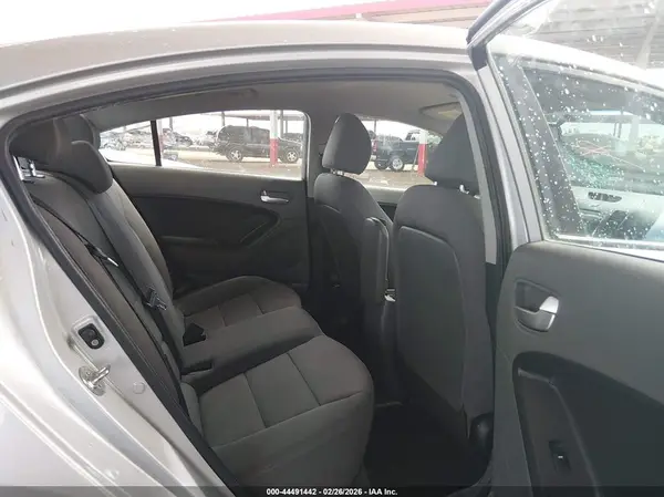 3KPFK4A71JE219226 2018 KIA FORTE - Image 8