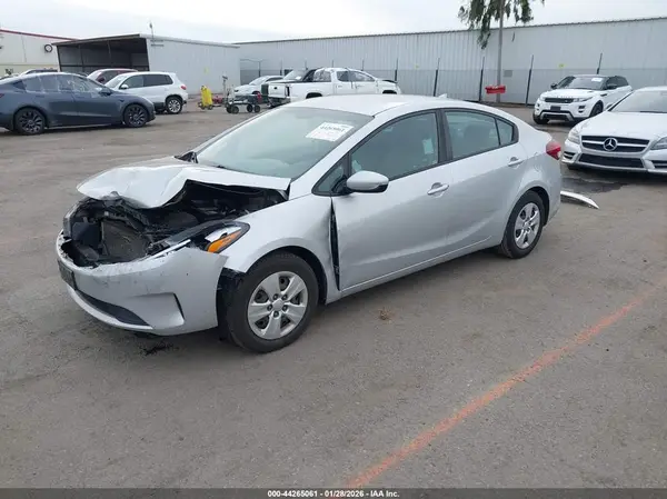 3KPFK4A71JE220330 2018 KIA FORTE - Image 2