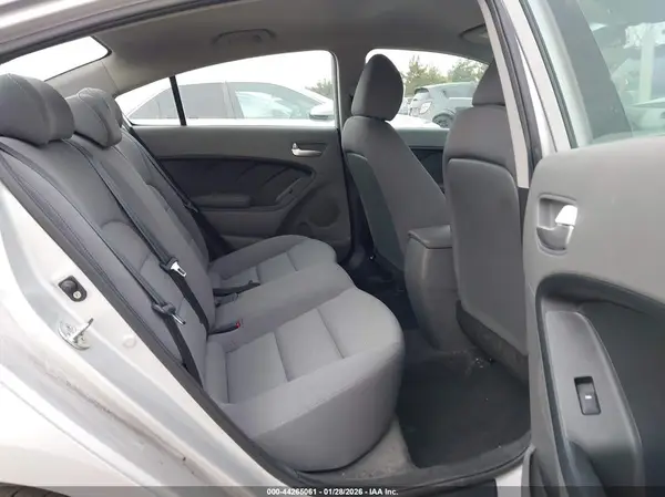 3KPFK4A71JE220330 2018 KIA FORTE - Image 8