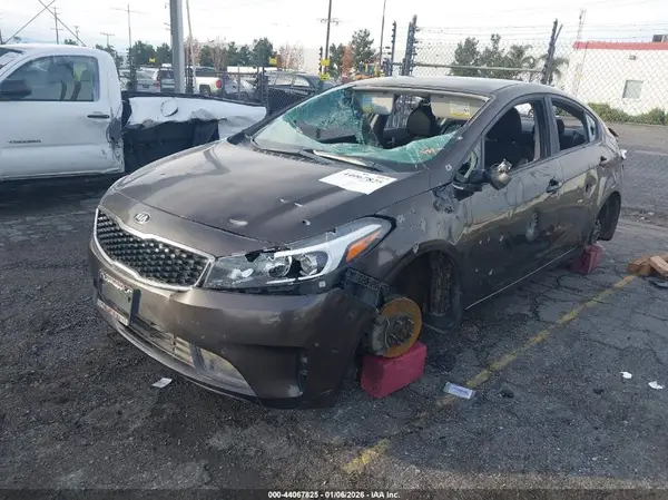3KPFK4A71JE221736 2018 KIA FORTE - Image 2