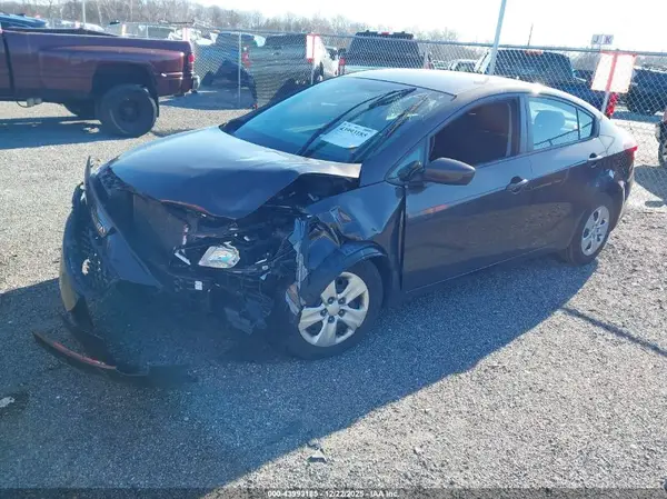 3KPFK4A71JE226063 2018 KIA FORTE - Image 2
