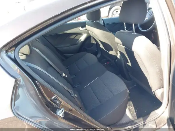 3KPFK4A71JE226063 2018 KIA FORTE - Image 8