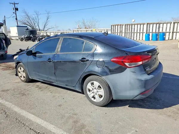 3KPFK4A71JE226628 2018 KIA FORTE - Image 2