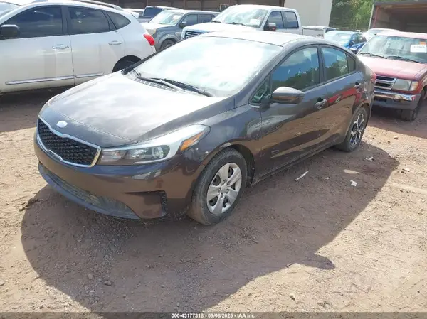 3KPFK4A71JE227505 2018 KIA FORTE - Image 2