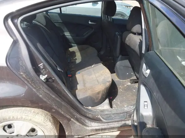 3KPFK4A71JE227505 2018 KIA FORTE - Image 8