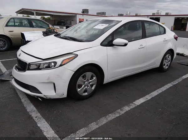 3KPFK4A71JE228864 2018 KIA FORTE - Image 2
