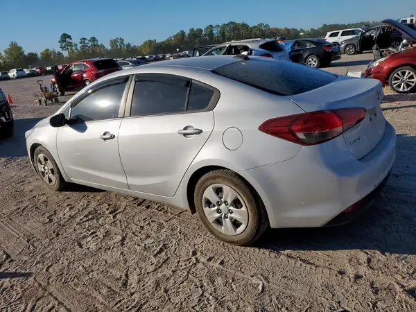 3KPFK4A71JE231375 2018 KIA FORTE - Image 2