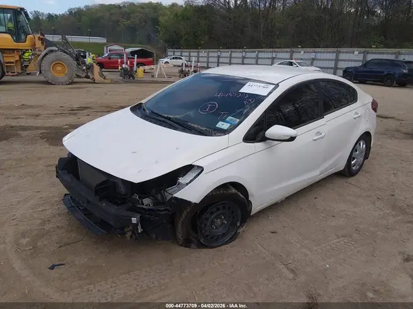 3KPFK4A71JE233658 2018 KIA FORTE - Image 2