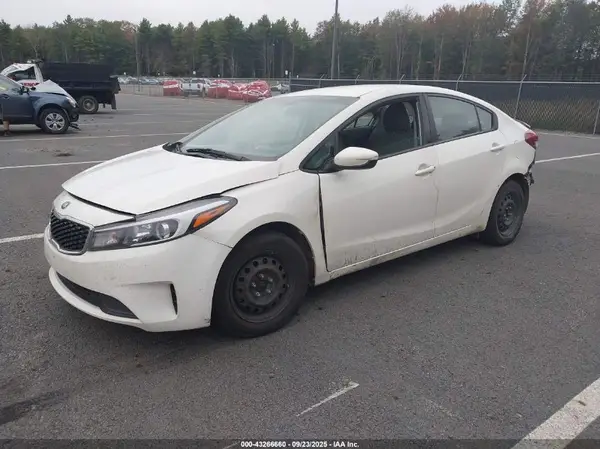 3KPFK4A71JE235202 2018 KIA FORTE - Image 2