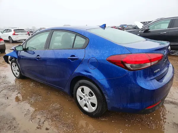 3KPFK4A71JE236060 2018 KIA FORTE - Image 2