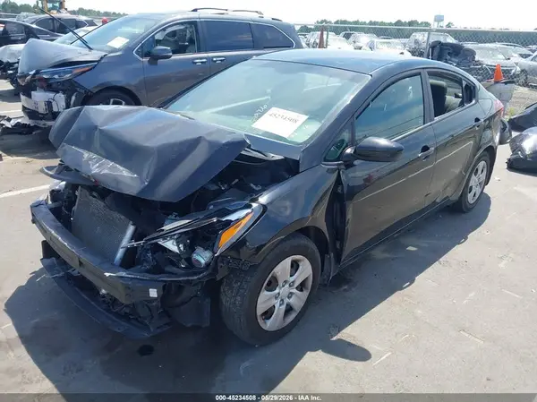 3KPFK4A71JE236320 2018 KIA FORTE - Image 2