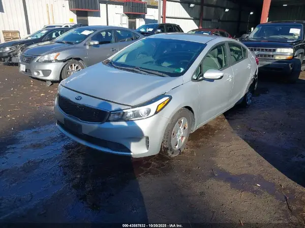 3KPFK4A71JE236706 2018 KIA FORTE - Image 2