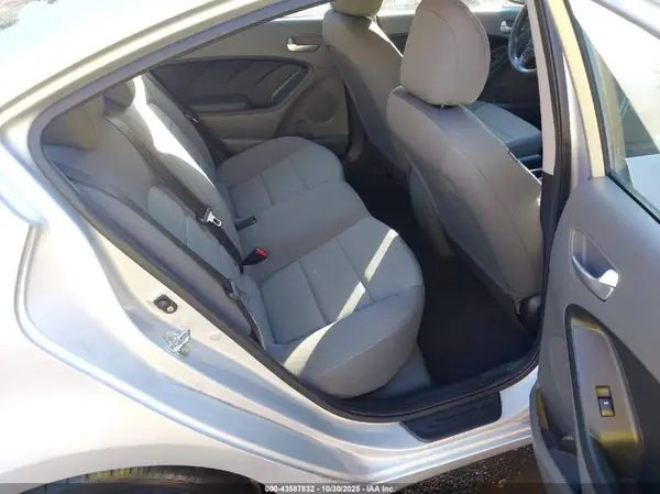 3KPFK4A71JE236706 2018 KIA FORTE - Image 8