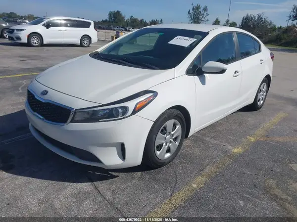 3KPFK4A71JE239430 2018 KIA FORTE - Image 2