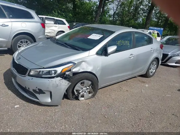3KPFK4A71JE242635 2018 KIA FORTE - Image 2