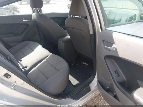 3KPFK4A71JE242635 2018 KIA FORTE - Image 8