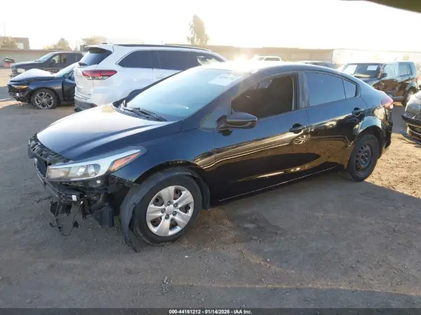 3KPFK4A71JE245700 2018 KIA FORTE - Image 2