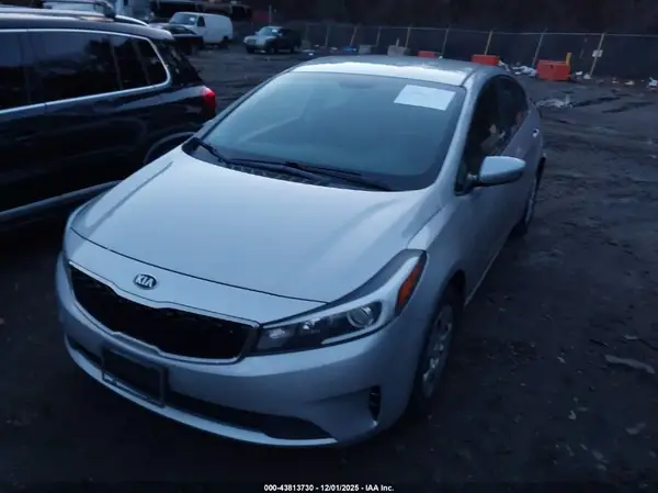 3KPFK4A71JE255921 2018 KIA FORTE - Image 2